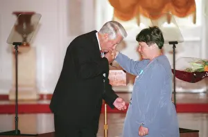 Decorate: Boris Yeltsin decorating mothers