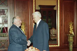 Shakes: Boris Yeltsin meets with top ministers