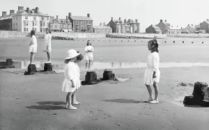 Borth: Borth, Children on the Beach 1922