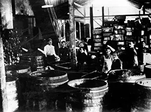 Kriegshilfsdienst: Bottle cleasening room in Carinthia