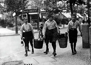 Agers: Bottle collectors, 1916
