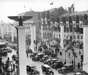 Parking: The boulevard Unter den Linden before Mussolini's