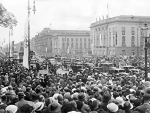 Decker: The boulevard Unter den Linden during the Olympics in Berlin