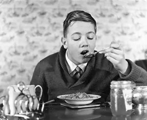 Cornflakes: BOY EATING CEREAL