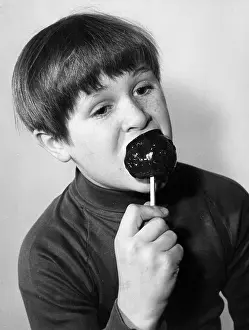 Toffee: BOY EATS TOFFEE APPLE