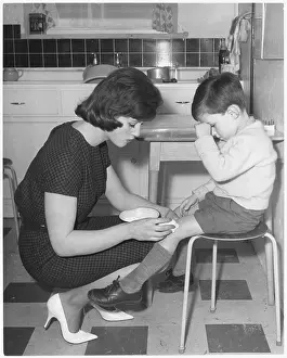 Knee: BOY WITH A GRAZED KNEE