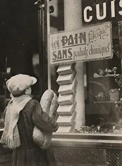 Additives: Boy in front of an shop-window