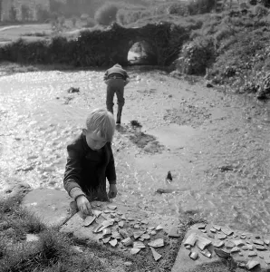 Bembridge: Boys collecting pottery pieces