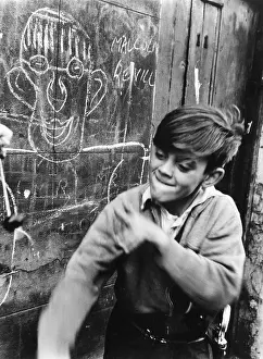 Conkers: BOYS PLAYING CONKERS