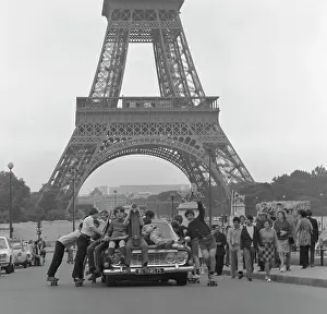 Skateboards: Boys riding on top of a car - Paris