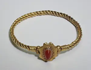 Pendant: Bracelet made of gold and agate