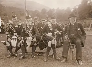 Sporran: Braemar Gathering, men in kilts