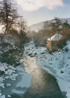 Braemar: Braemar, Royal Deeside ' river in snow