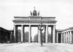 Pariser: Brandenburg Gate about 1880