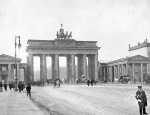 Pariser: Brandenburg Gate in Berlin, 1907