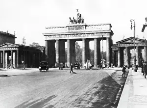Pariser: Brandenburg Gate in Berlin, 1932
