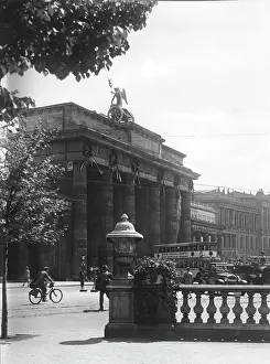 Decker: Brandenburg Gate in Berlin, 1935