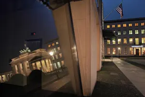 Brandebourg: Brandenburg Gate reflected in a window, Berlin, Germany