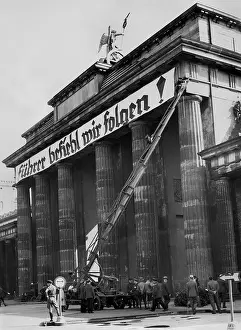 Commands: Brandenburger Tor with a banner, 1936