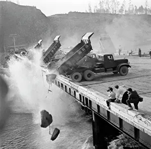 Damming: Bratsk Hydroelectric Power Station under construction