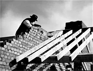 Bricklaying: BRICKLAYER AT WORK 1930S