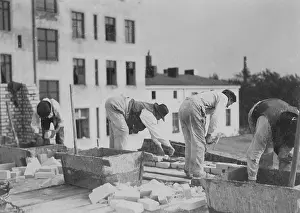 Bricklayers: Bricklayers on a construction site, 1907