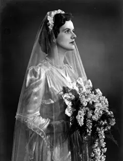 Bridal: Bride with bouquet on her wedding day
