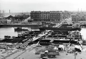 Rouen: Bridge construction over the Seine at Rouen, 1940