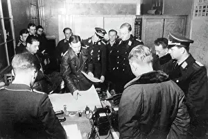 Explains: Briefing for a German fighter squadron, 1940