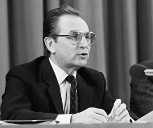 Journalists: Briefing during Soviet-American negotiations in Reykjavik
