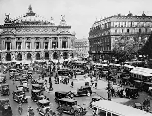 Lively: Brisk traffic on Place de l'Opera, 1928