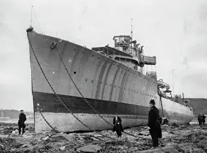 Februar: The British destroyer H. M. S. Walrus