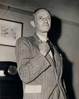 Vyvyan: British Diplomat Vyvyan Holt