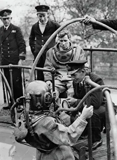 Wetsuits: British navy divers in wetsuits when