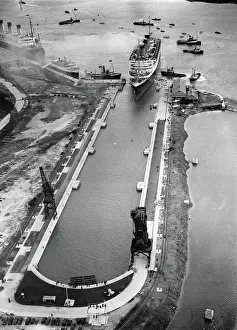 Graving: The British passenger liner Queen