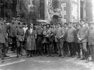Priel: British pilots with German soldiers