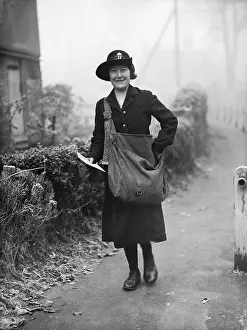 Vain: British postwoman, 1937