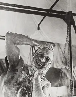Lcgr1310: British soldier in the Western showers in a mobile