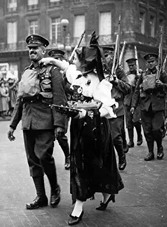 Puts: British soldiers in Paris, 1940