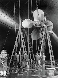 Februar: The British steamer MAJESTIC is cleaned