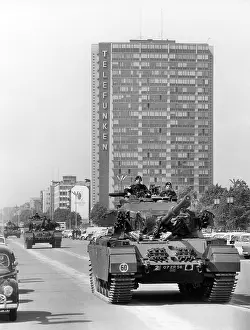 Telefunken: British tanks drive through West Berlin