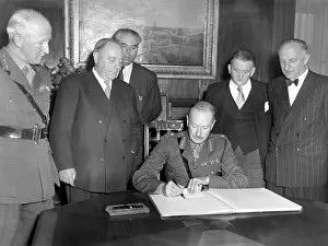 Schoneberg: British town majors of Berlin change