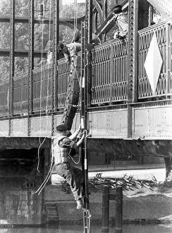 Escalation: British troops in Berlin practice bridge demolition