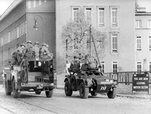 Invalidenstrasse: British troops at border crossing point Invalidenstrasse in