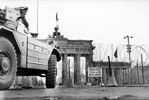 Barbwire: British troops in front of Brandenburg Gate
