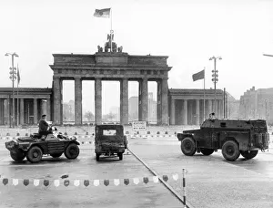 Intensified: British troops in front of Brandenburg Gate