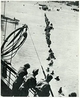 Evacuating: British troops evacuating from Dunkirk, WW2