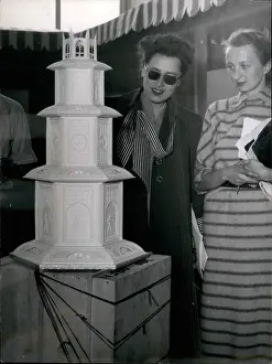 Unpacked: British wedding cake on display in Dusseldorf, Germany