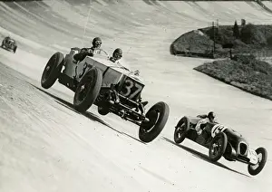 Invicta: Brooklands - Tom Lace in 4.5-litre Invicta, passing Freddie