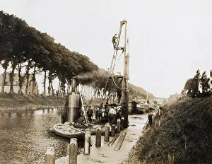Constructing: Brtish troops constructing canal wharf, WW1